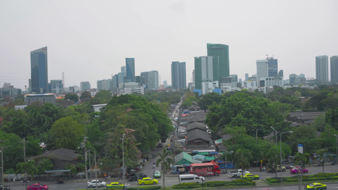 从空中火车运输的窗口城市视图公共交通系统，通常被称为BTS或Skytrain。视频素材