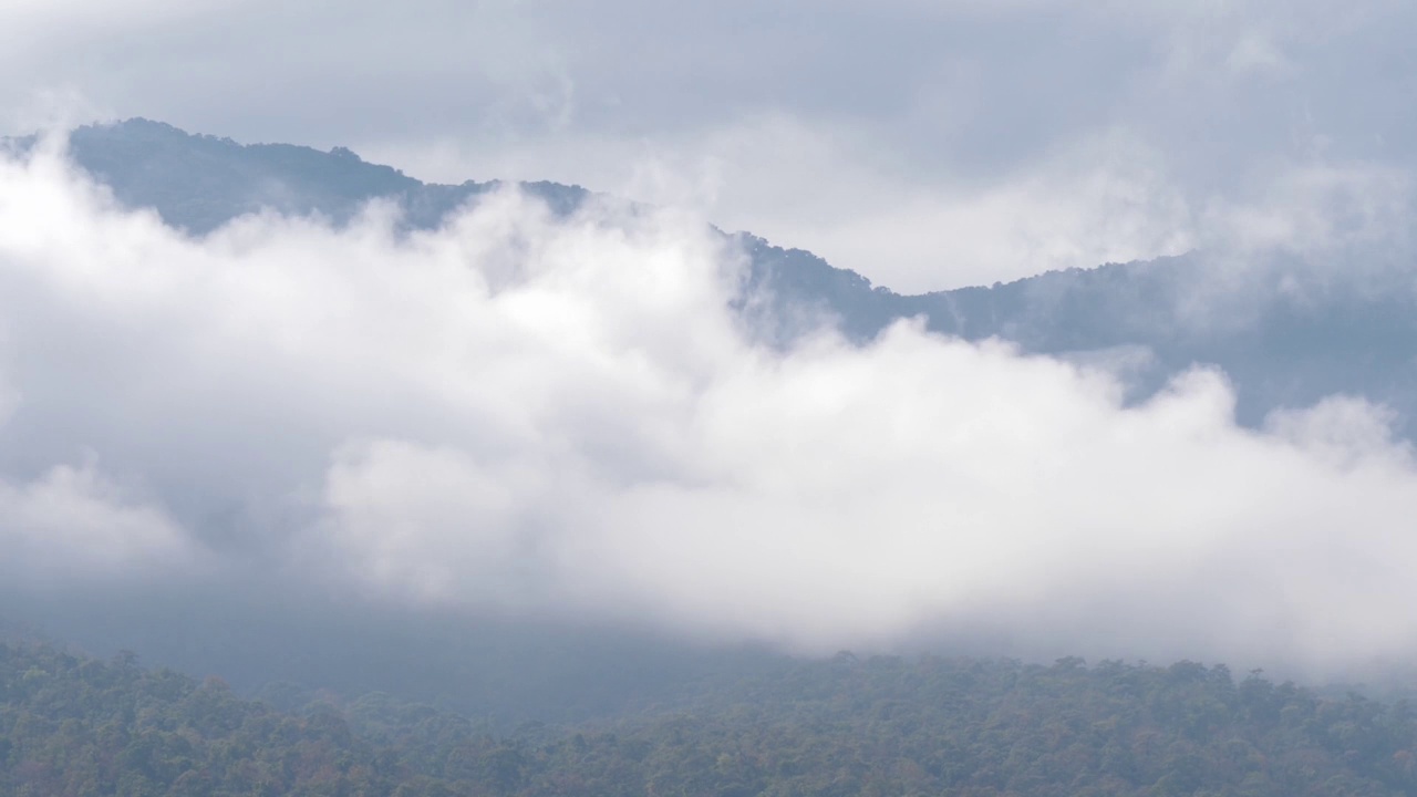 快速特写b-roll场景，多云天空中的雨云变化形式覆盖在山上，一个美丽的自然动态变化的运动形态的云在雨季。视频素材