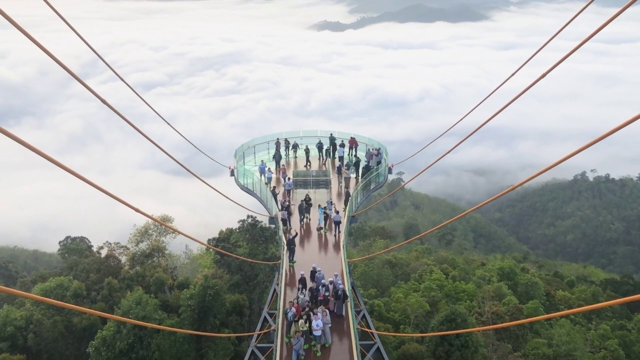 Skywalk Aiyerweng或Skywalk Iyerweng位于泰国Yala的Betong区。绿色的自然雾和薄雾笼罩着清晨的山谷视频素材