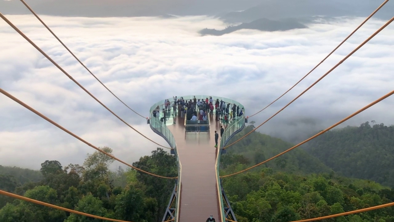 Skywalk Aiyerweng或Skywalk Iyerweng位于泰国Yala的Betong区。绿色的自然雾和薄雾笼罩着清晨的山谷视频素材