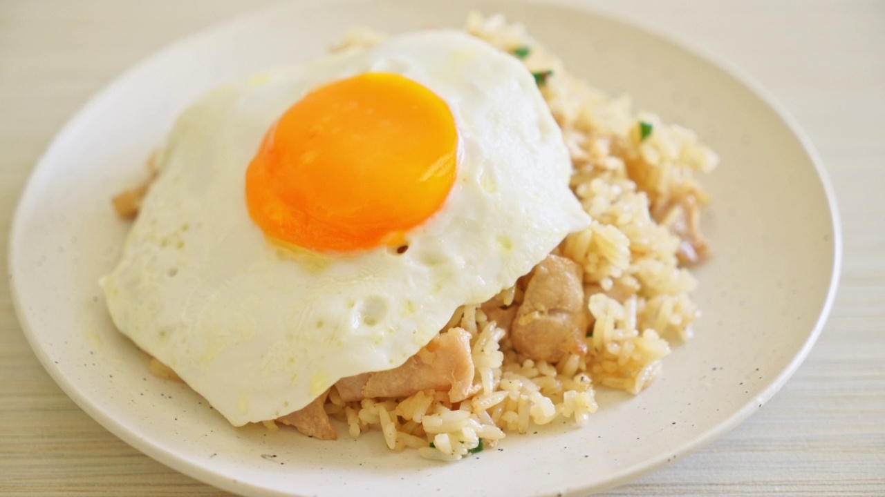 日式猪肉蛋炒饭——亚洲菜式视频素材