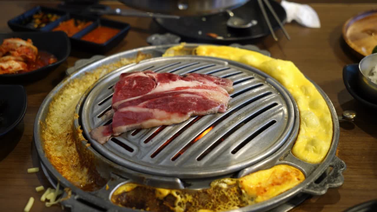 烤猪肉和牛肉的韩国风格或韩国烧烤视频素材