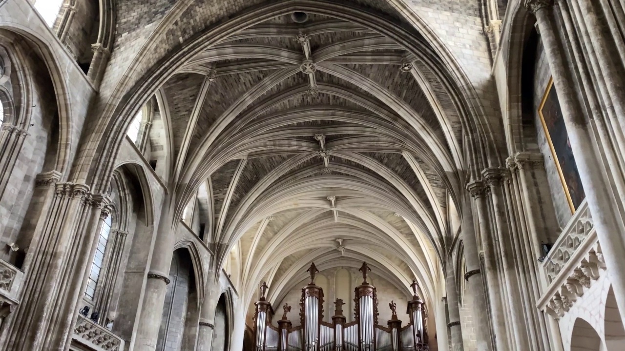 波尔多大教堂，正式名称为波尔多圣安德鲁大教堂(法语:Cathédrale-Primatiale Saint-André de Bordeaux)，位于法国波尔多，是一座献给圣安德鲁的罗马天主教教堂。视频素材