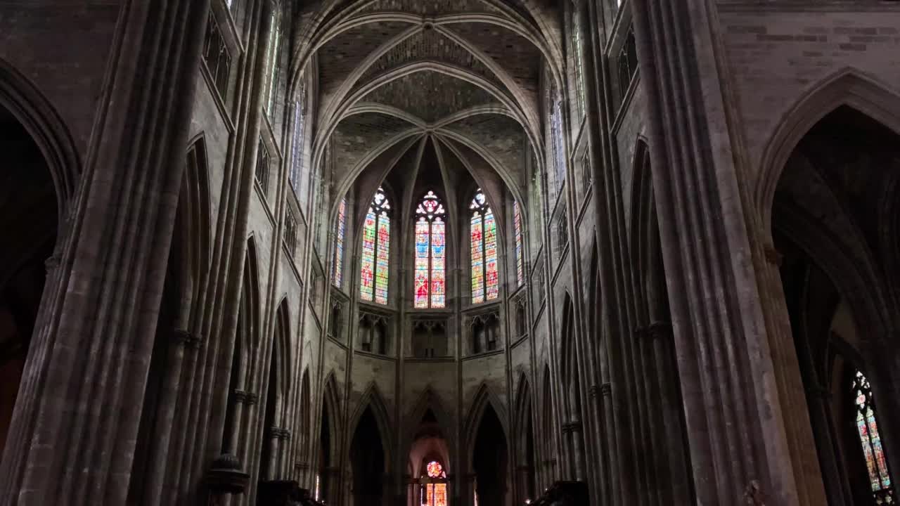 波尔多大教堂，正式名称为波尔多圣安德鲁大教堂(法语:Cathédrale-Primatiale Saint-André de Bordeaux)，位于法国波尔多，是一座献给圣安德鲁的罗马天主教教堂。视频素材