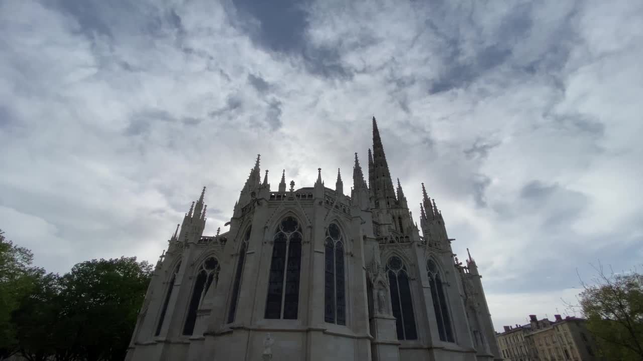 波尔多大教堂，正式名称为波尔多圣安德鲁大教堂(法语:Cathédrale-Primatiale Saint-André de Bordeaux)，位于法国波尔多，是一座献给圣安德鲁的罗马天主教教堂。视频素材