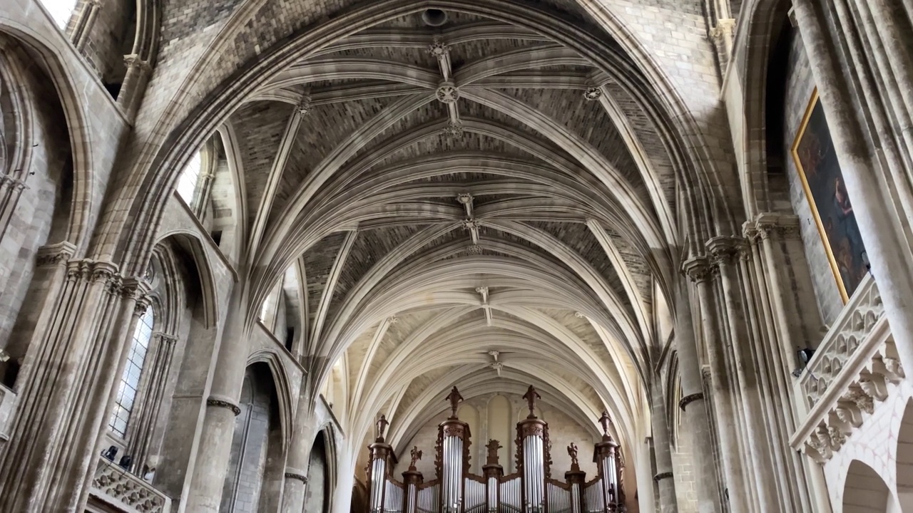 波尔多大教堂，正式名称为波尔多圣安德鲁大教堂(法语:Cathédrale-Primatiale Saint-André de Bordeaux)，位于法国波尔多，是一座献给圣安德鲁的罗马天主教教堂。视频素材