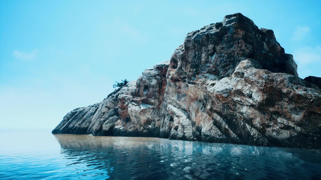 大海中间美丽的岩石峭壁视频素材