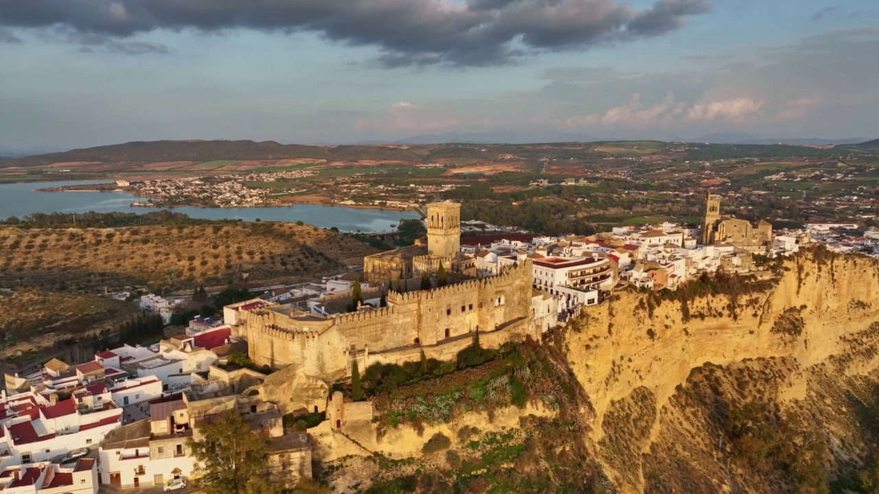 日落时分，在西班牙安达卢西亚的Arcos de la Frontera上空飞行。航拍安达卢西亚一个著名的白色村庄-阿科斯德拉弗朗特拉视频素材