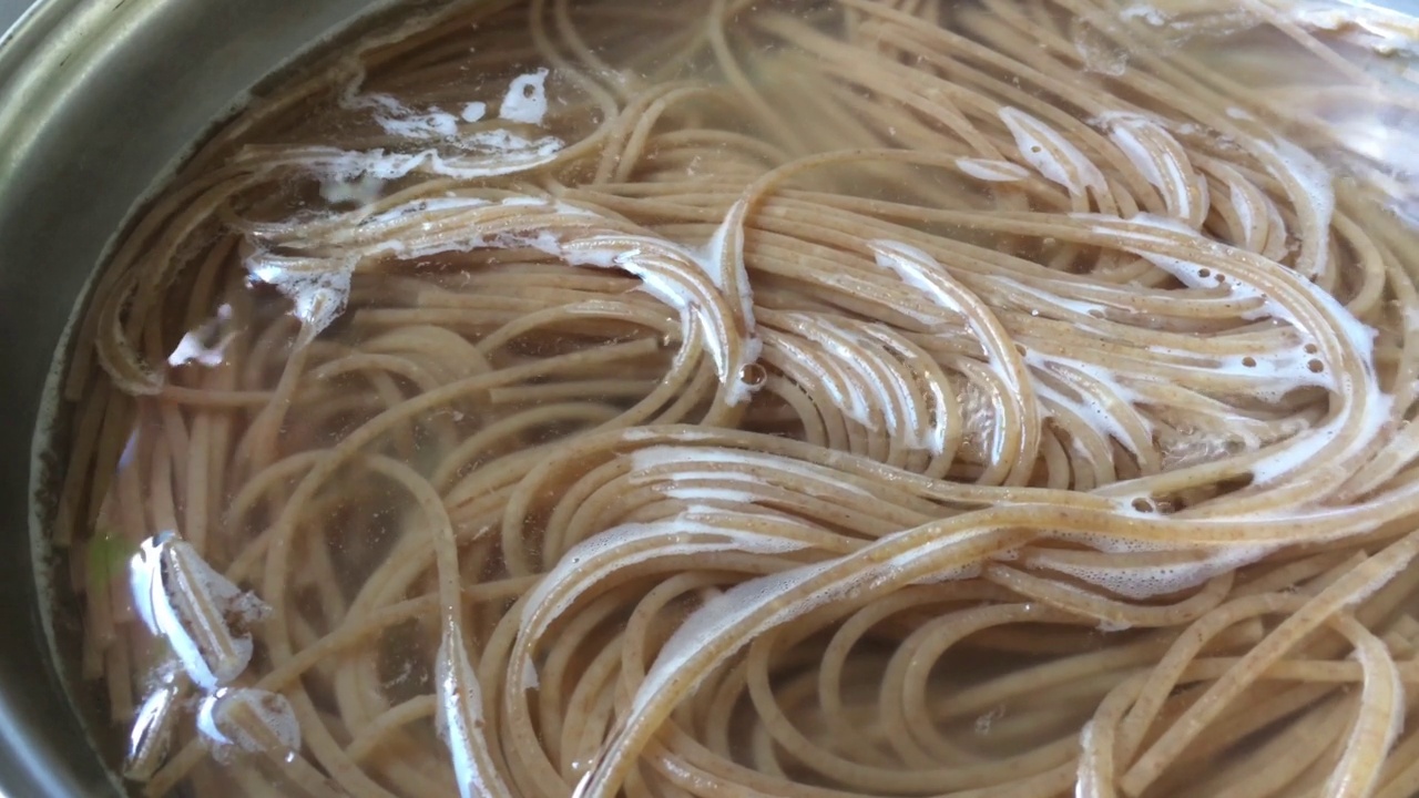 正在煮的全麦意大利面。烹饪素食视频素材