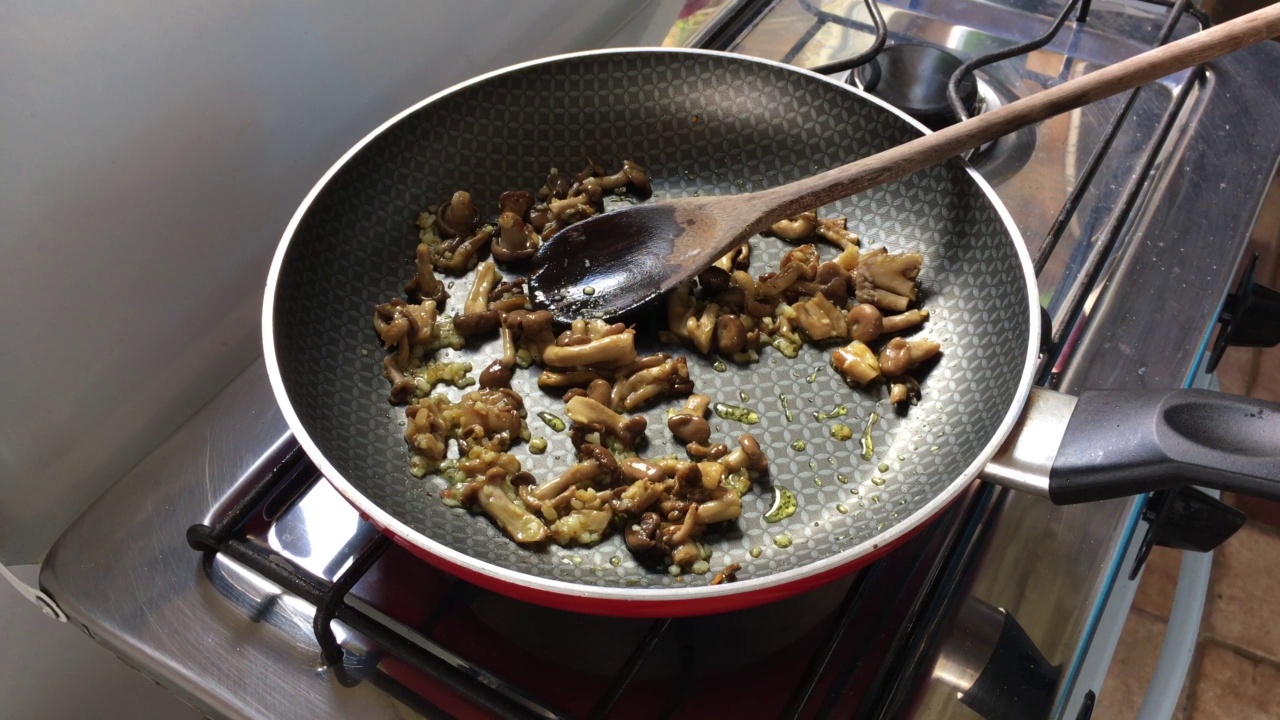 用番茄和橄榄油准备石料的人。健康的素食。视频素材