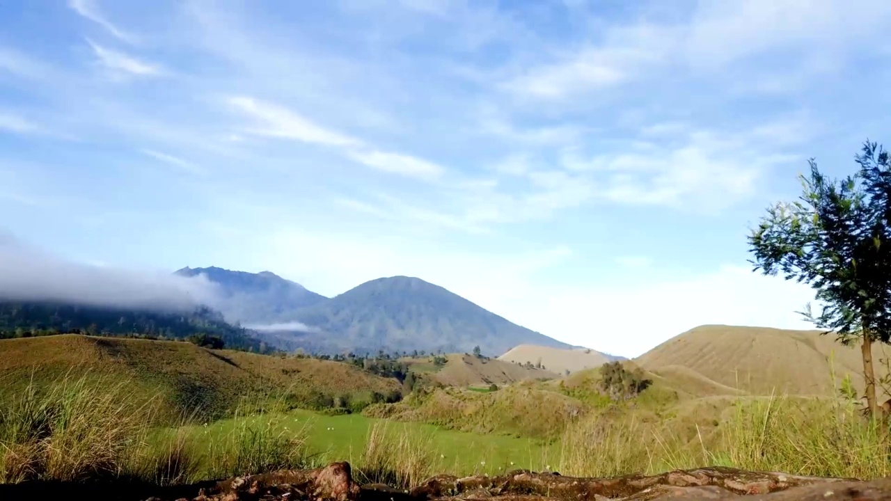 从火山口顶部看日出的时间间隔与山景视频下载