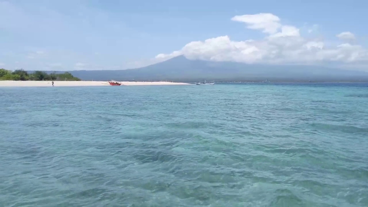 海滩上有天空，山和白云视频下载