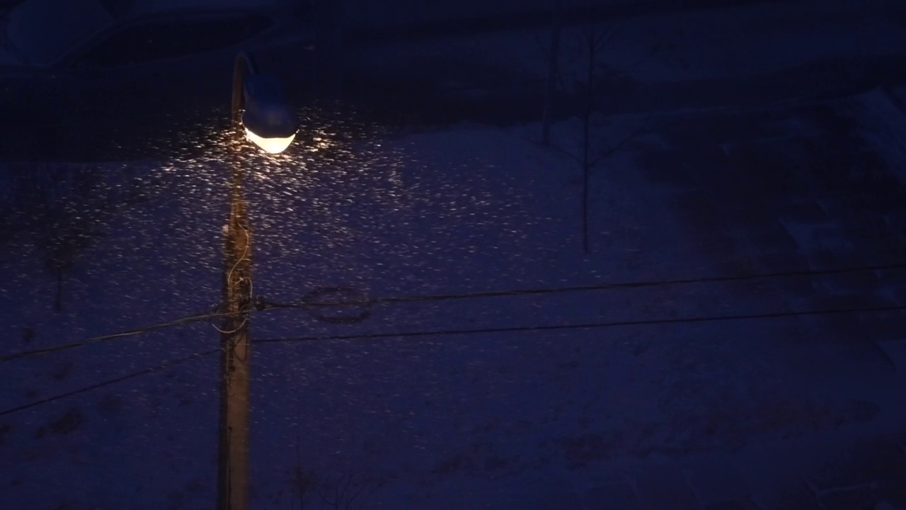 暴风雪期间的路灯视频素材