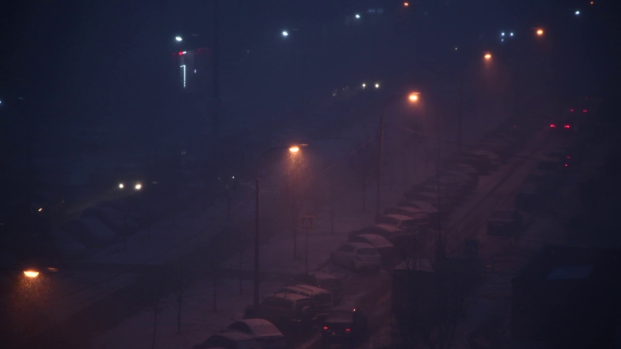 夜间城市街道下大雪视频素材