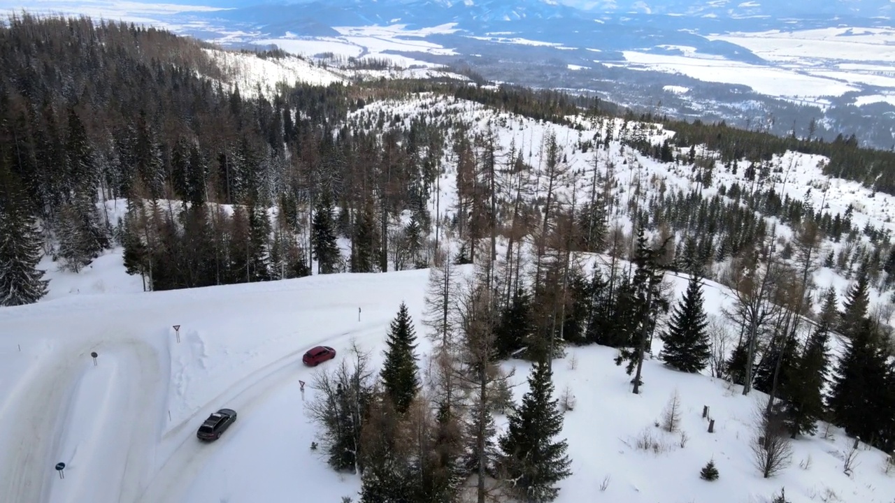 汽车在雪山公路上行驶的鸟瞰图视频素材