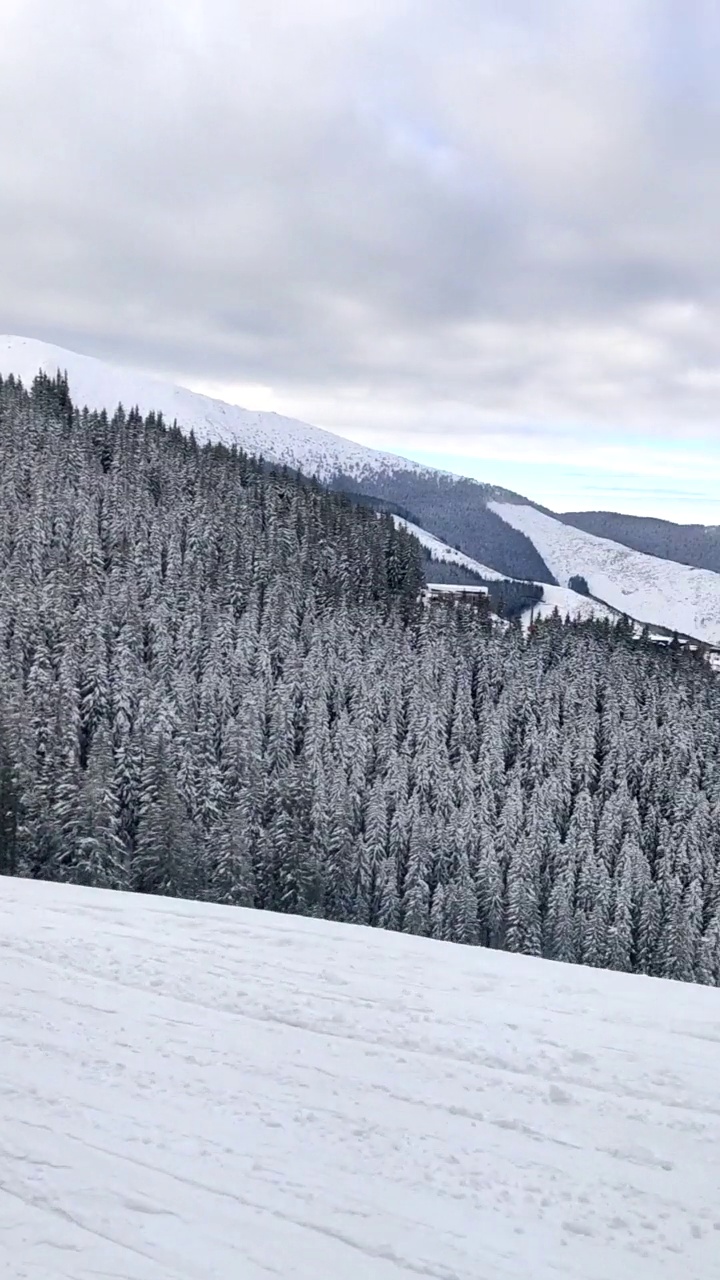 滑雪者在斜坡上的视角视频素材