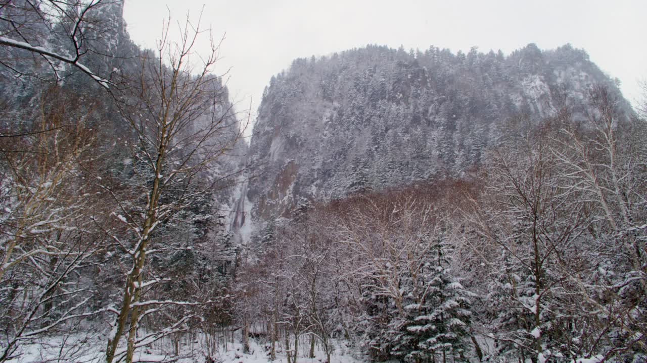 暴风雪中的冰冻瀑布视频素材