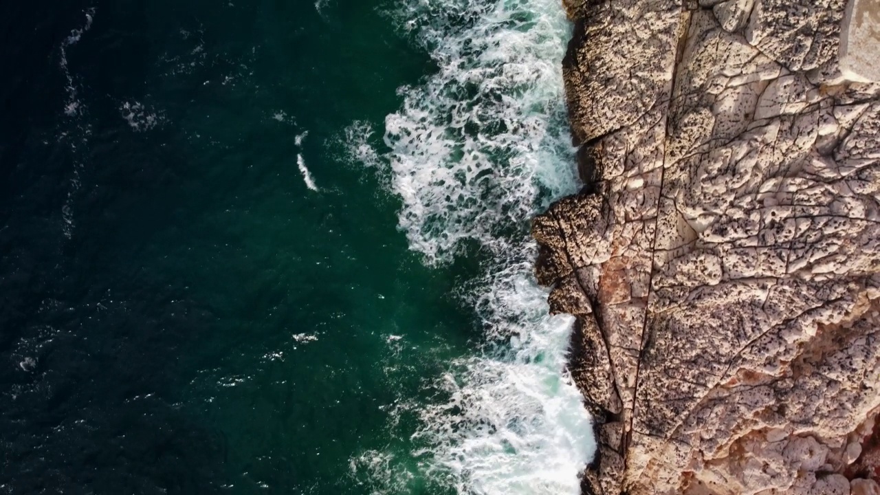 夏季，地中海波涛起伏的岩石海岸线的鸟瞰图视频素材