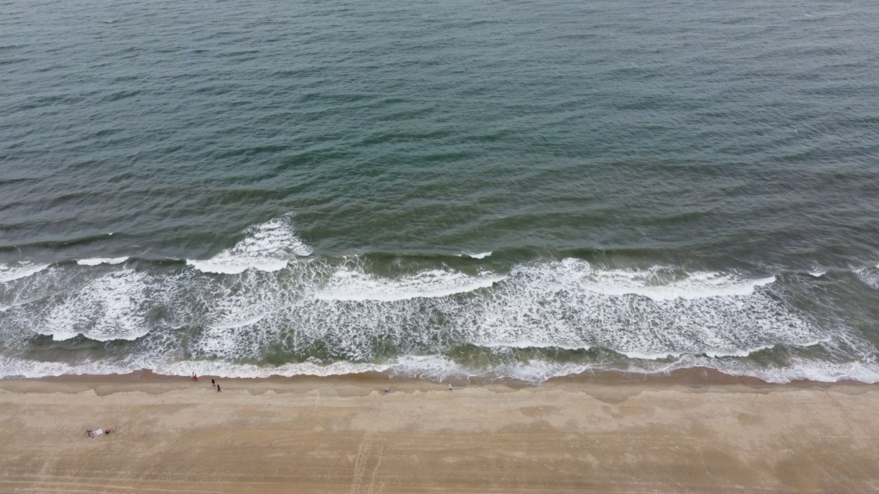 海滩和海浪的鸟瞰图视频素材