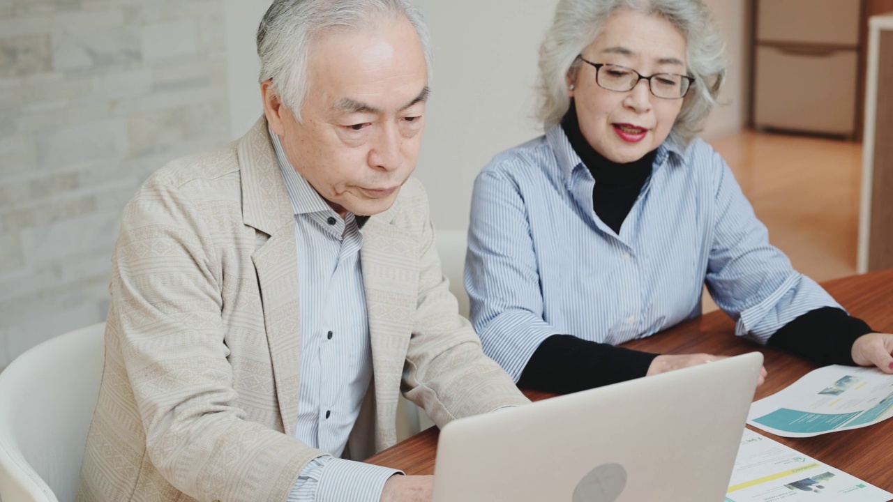 老夫妇用笔记本电脑咨询。视频素材