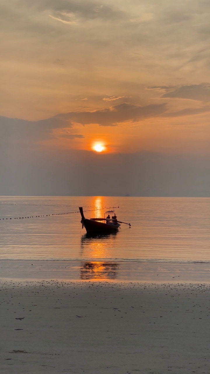 夕阳在海上和渔船视频素材