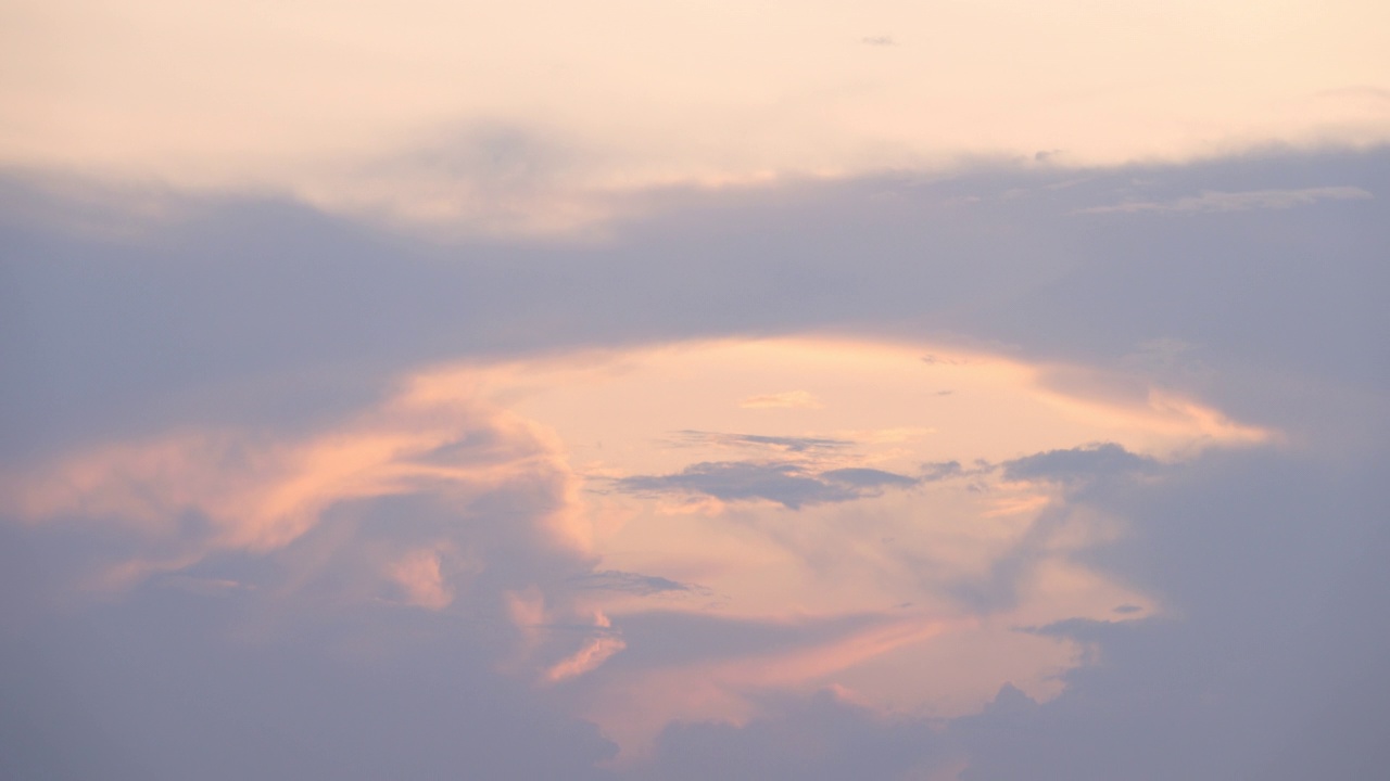 夏日夕阳在天空中，时间流逝。视频素材