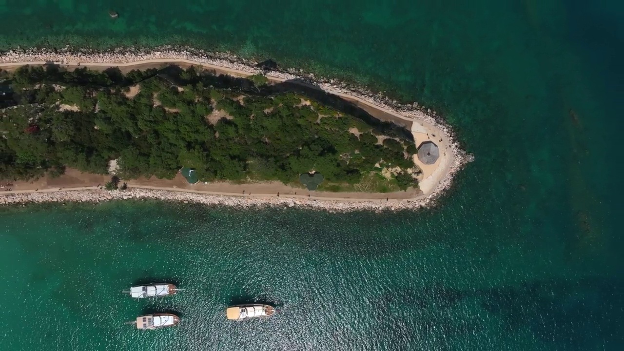 停泊在海湾里的船视频素材