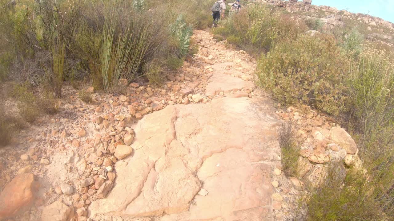 徒步旅行者在崎岖的道路上的偏远景观，南非视频素材