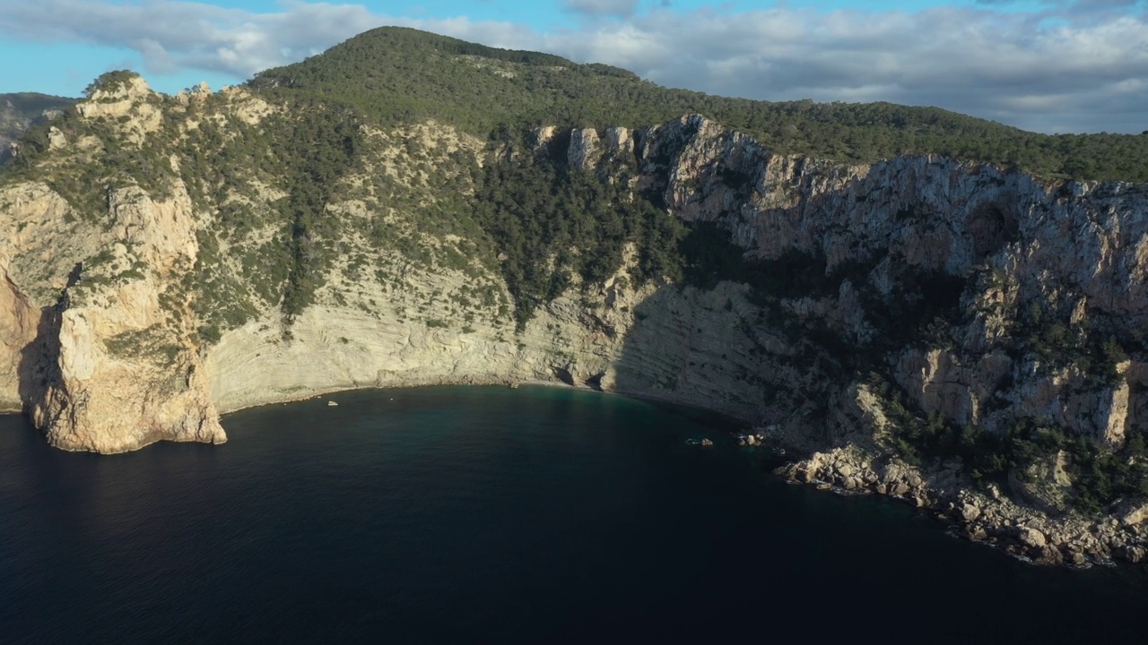 在伊比沙岛的圣伊内斯镇的Puertas del Cielo地区和Ses Margalides岛的航拍视频。视频素材