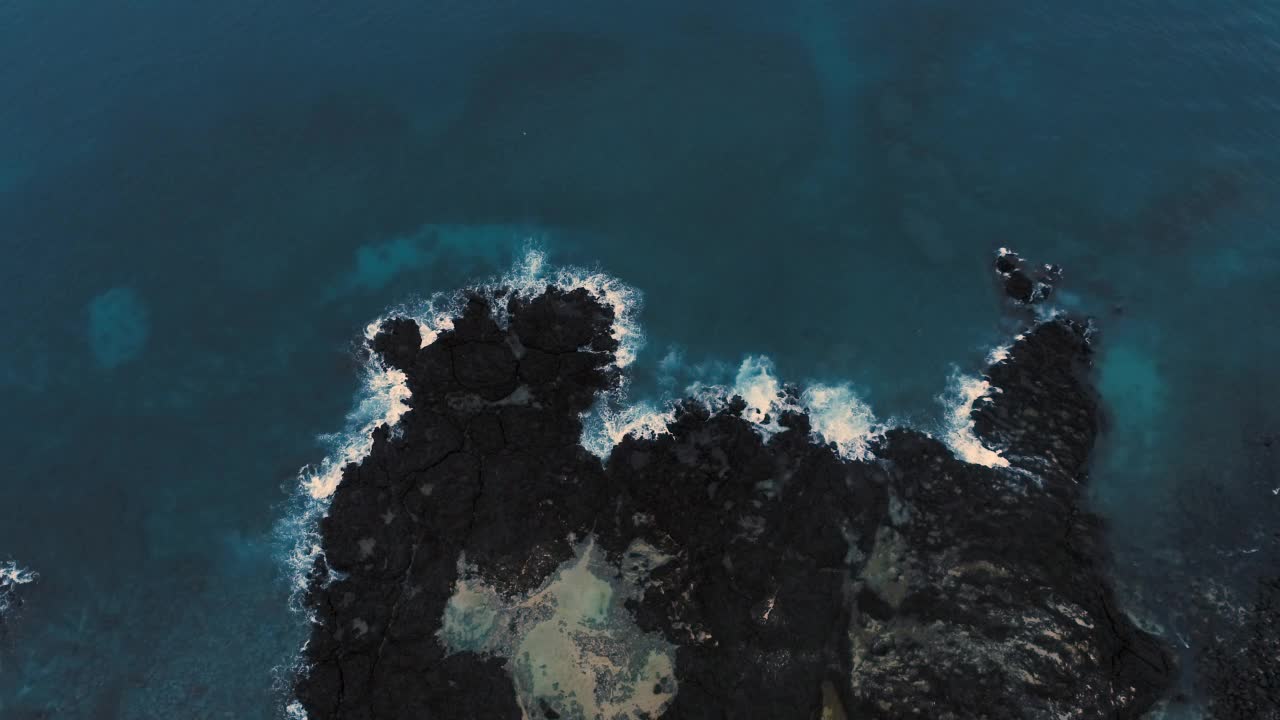 海浪的海边鸟瞰图/韩国济州岛城山邑视频素材