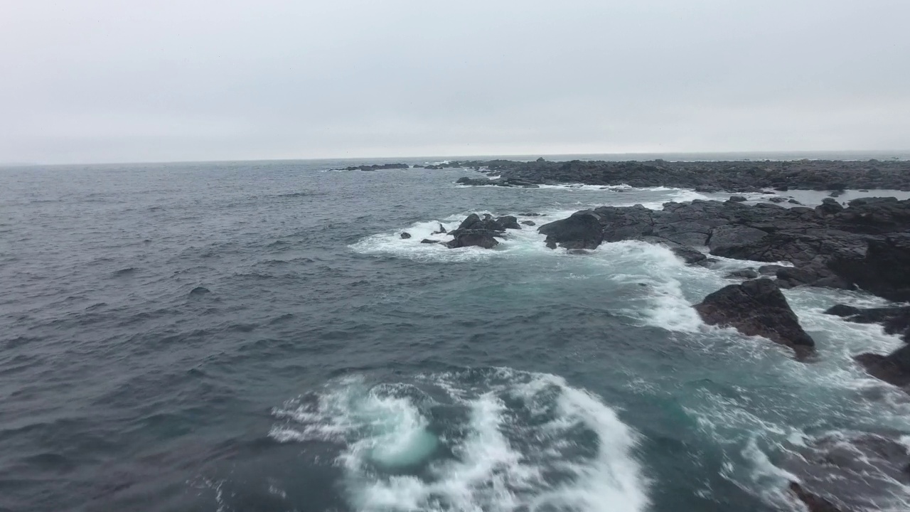 加帕多岛-海浪在阴天上海滩/济州岛，韩国视频素材