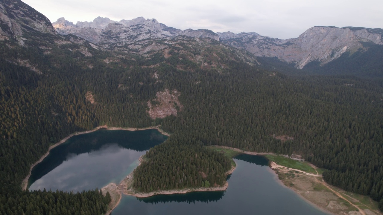 鸟瞰黑湖或Crno jezero，黑山，Zabljak，欧洲视频素材