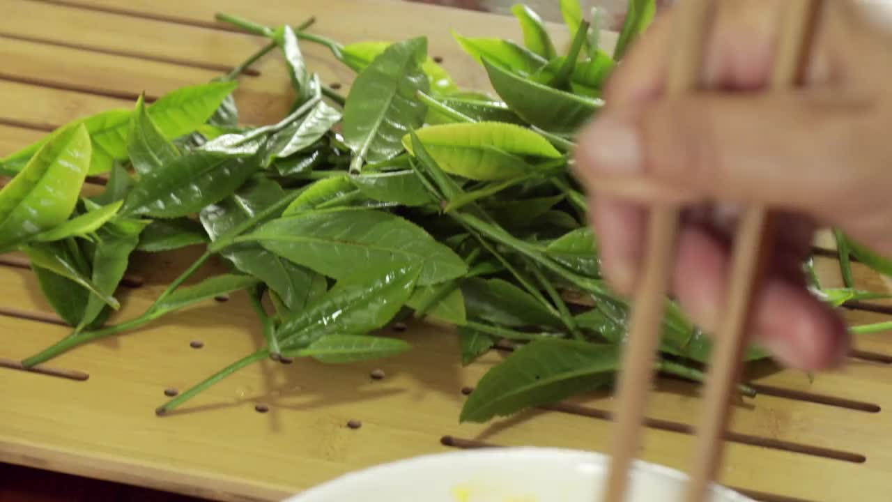 制作茶叶面糊用于油炸/中国视频素材