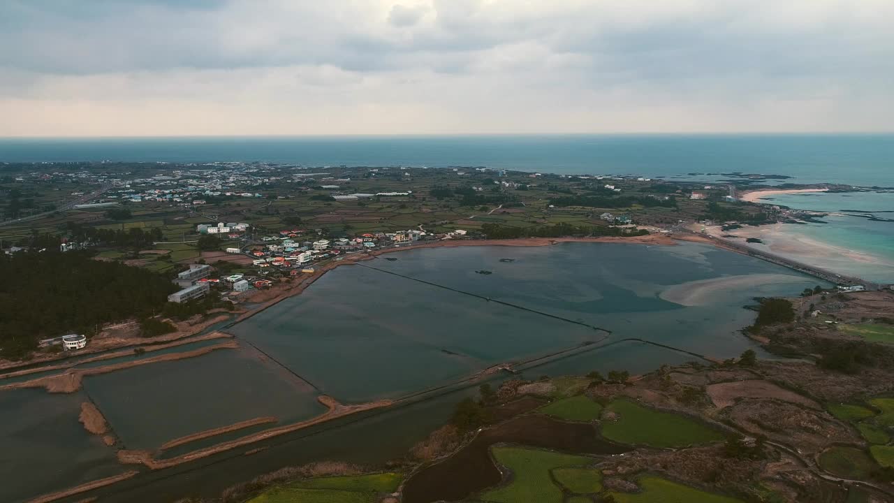 鸟瞰韩国济州岛下岛郡的鸟类保护区视频素材