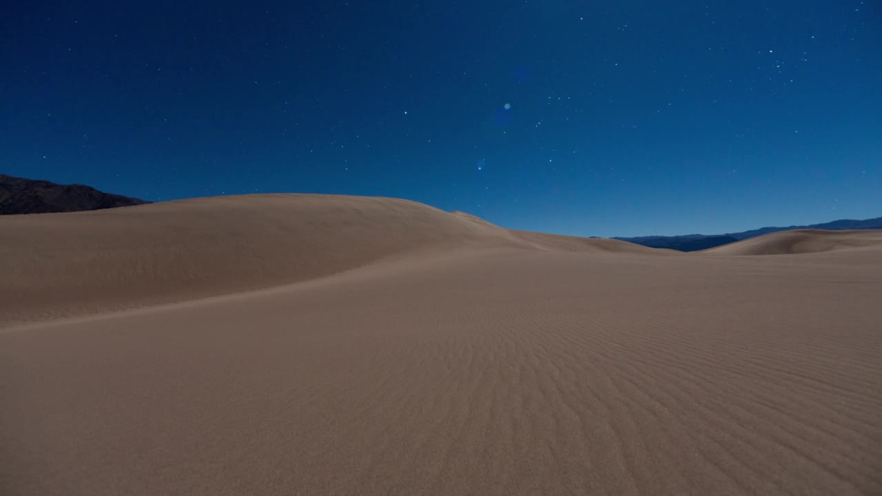 在月光下的Mesquite平坦的沙丘/死亡谷，加利福尼亚视频素材