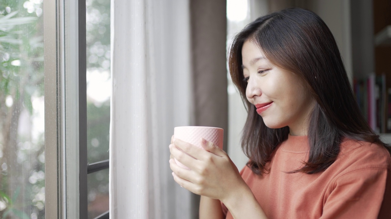 女人清新的早晨与周末在家的热咖啡视频素材