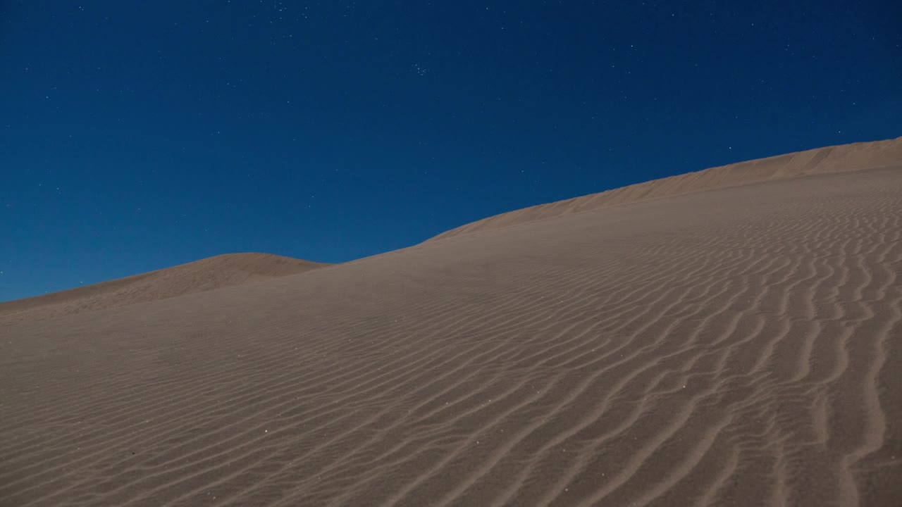 在月光下的Mesquite平坦的沙丘/死亡谷，加利福尼亚视频素材