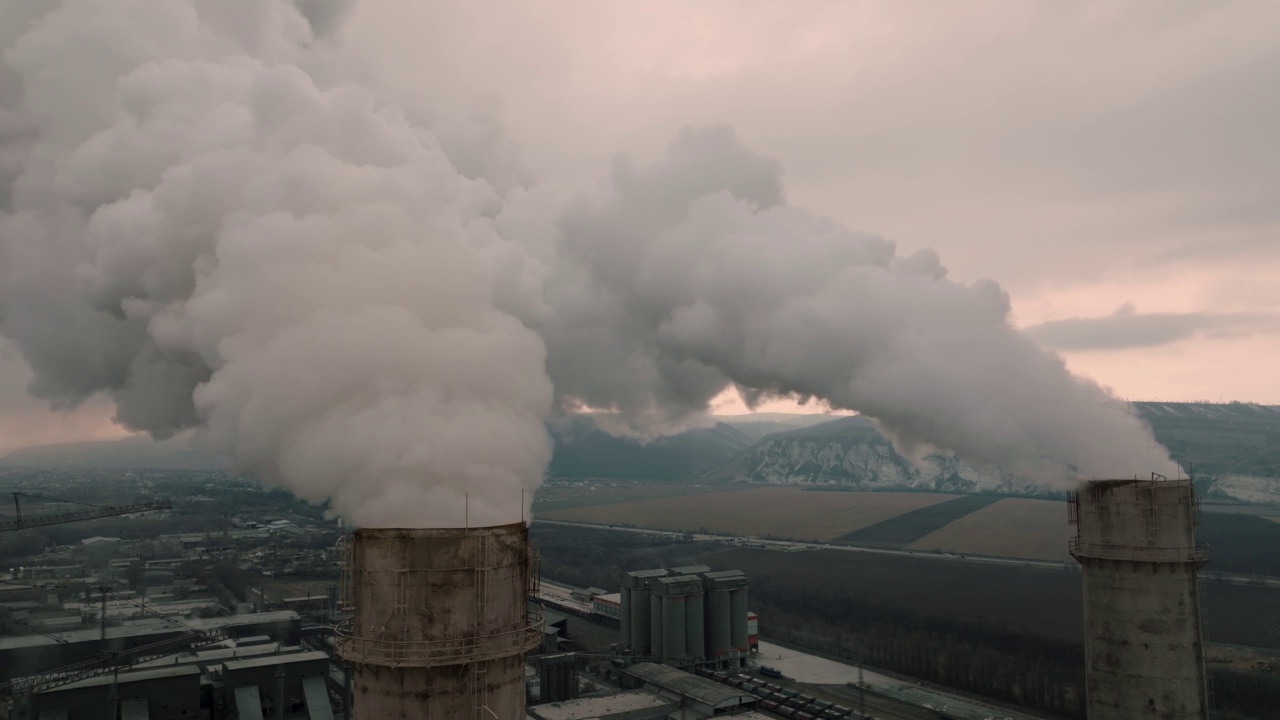 多云日落时的油气石化基地工业和炼油厂鸟瞰图。电影宽动态范围视频素材