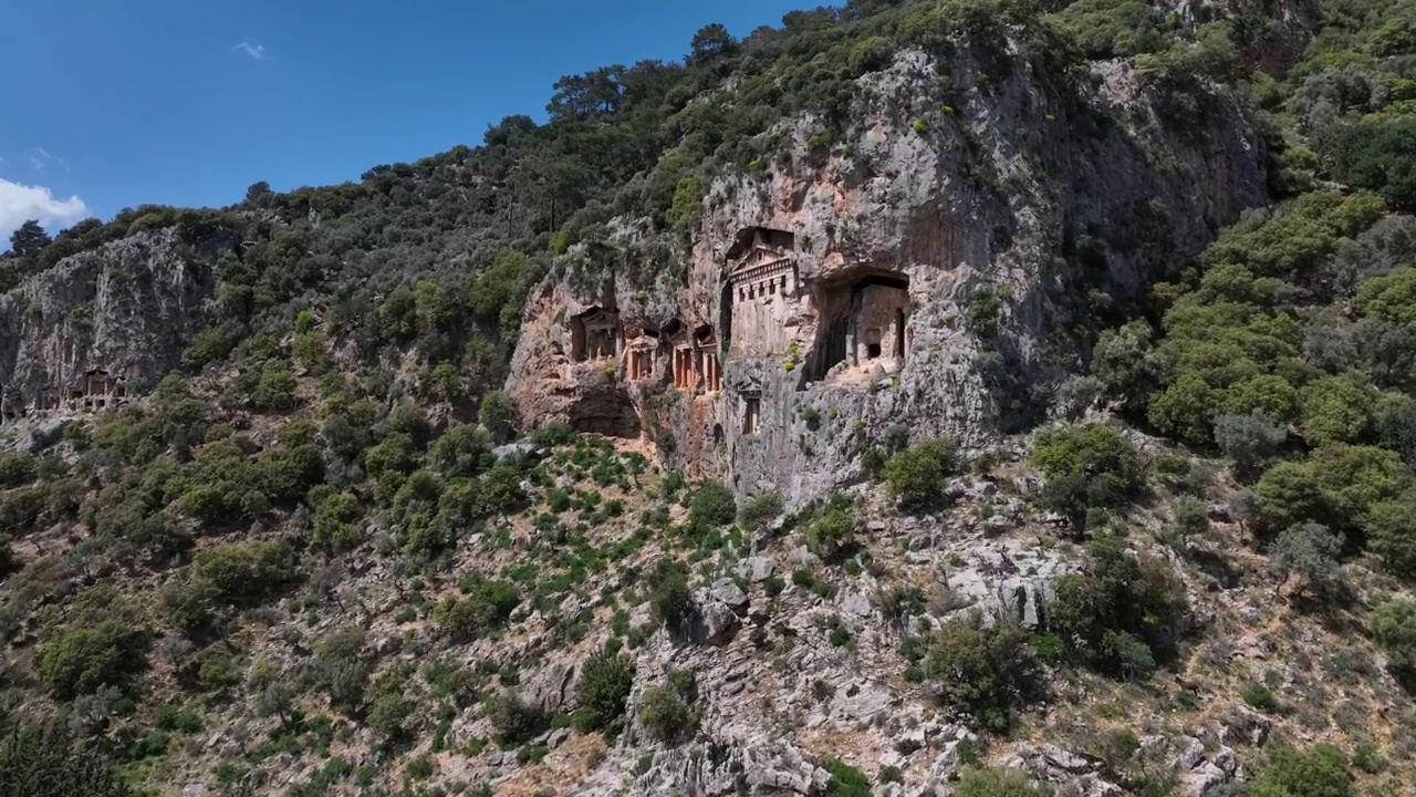 Dalyan岩墓无人机视频，爱琴海Dalyan, Mugla土耳其视频素材