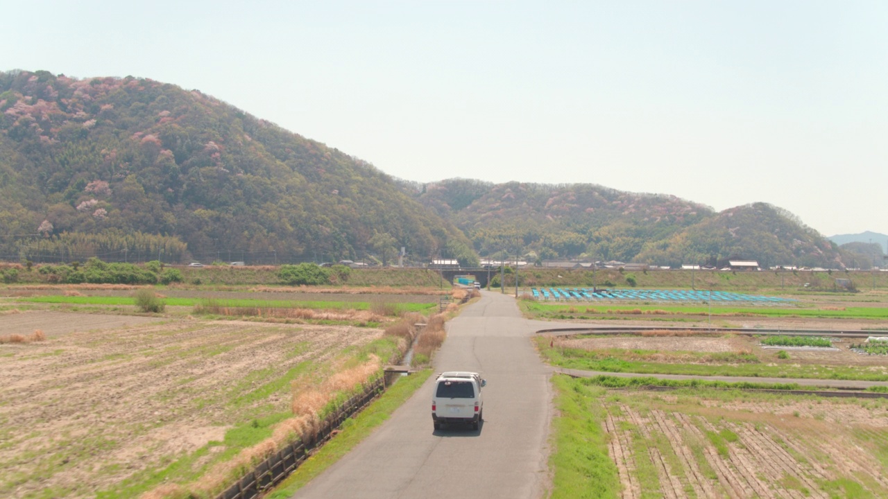 鸟瞰图，跟着一辆野营车行驶在乡村视频素材