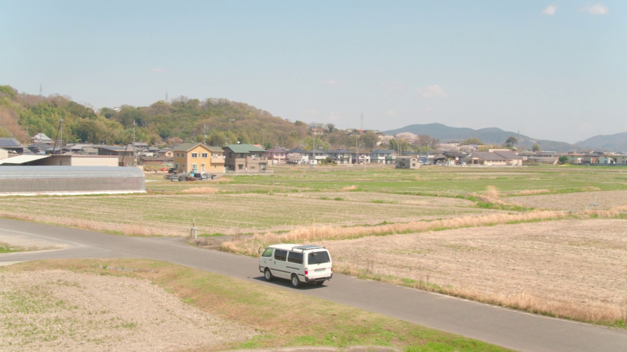 鸟瞰图，跟着一辆野营车行驶在乡村视频素材