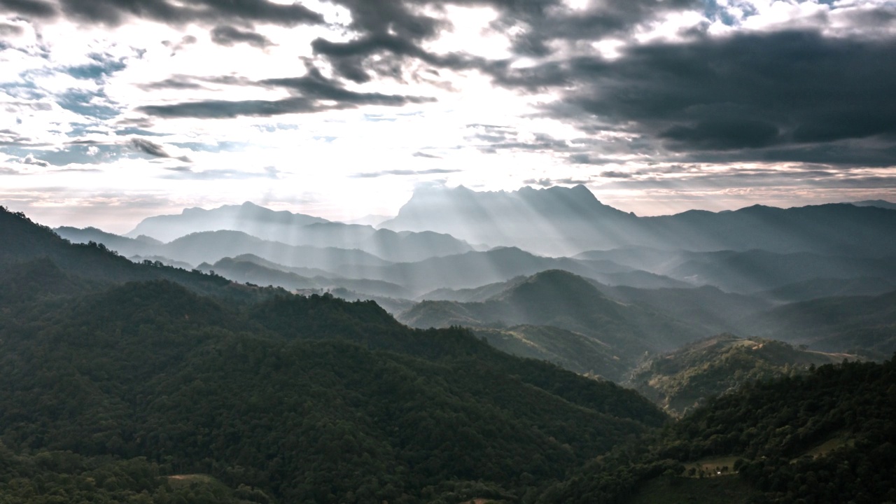 通过山地景观拍摄日出的空中超摄视频素材