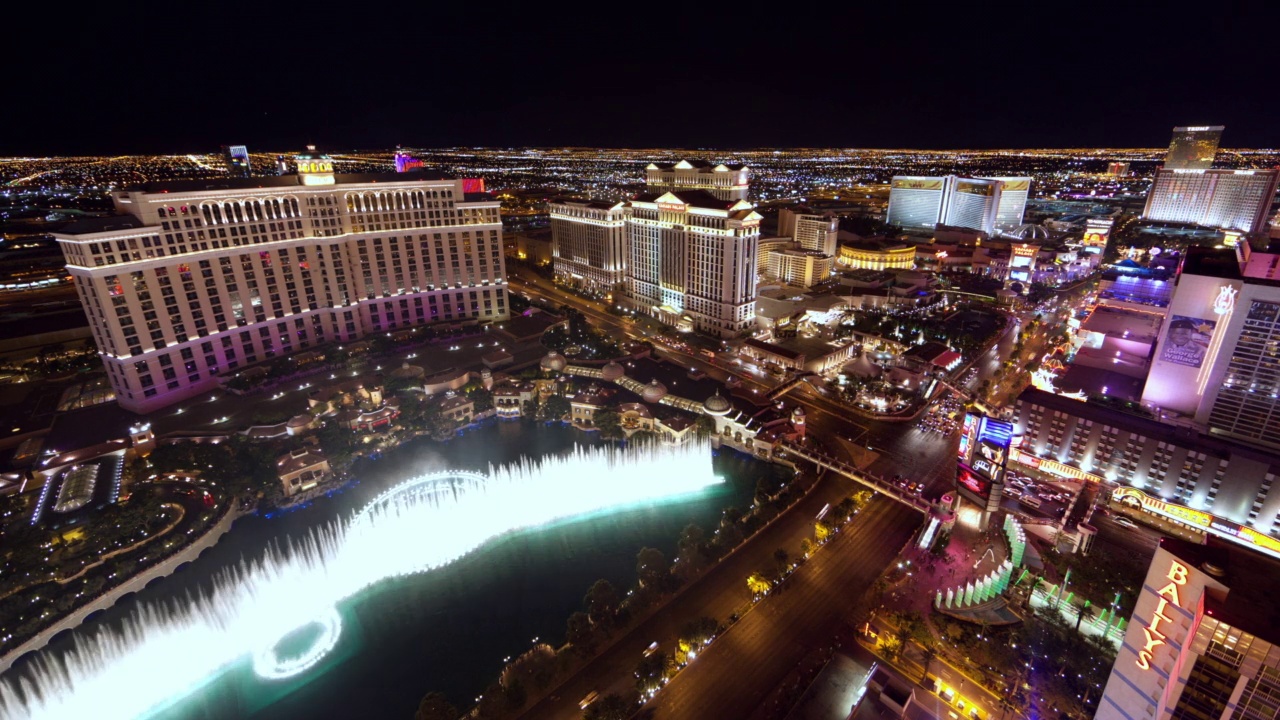 WS HA TL Bellagio Fountains Las Vegas Strip at night /拉斯维加斯，内华达州视频素材