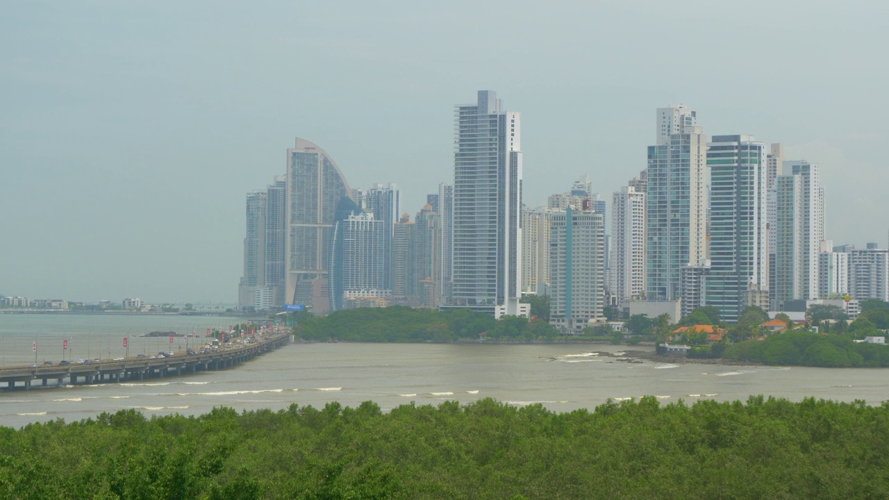 壮观的巴拿马城市全景与高层建筑视频素材