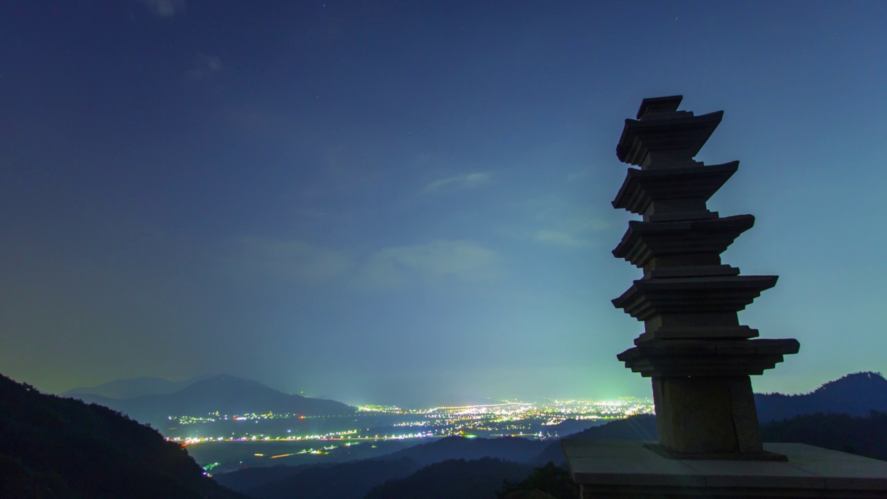 韩国庆北庆州市南山新飞峰五层石塔的夜景视频素材