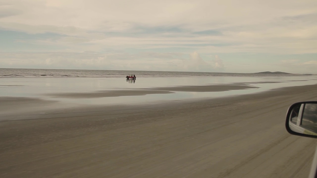 在巴西东北部的海滩上驾车旅行，车窗外的风景。视频下载