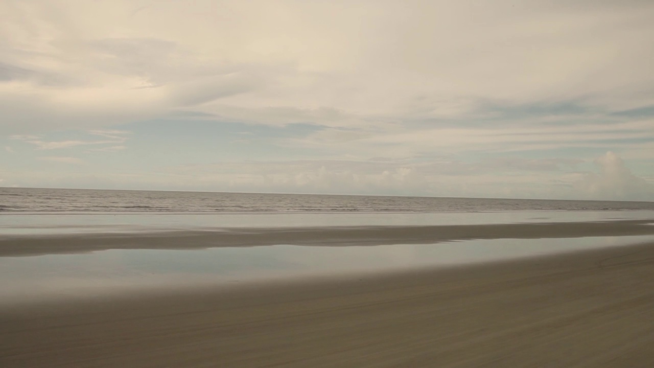 在巴西东北部的海滩上驾车旅行，车窗外的风景。视频下载