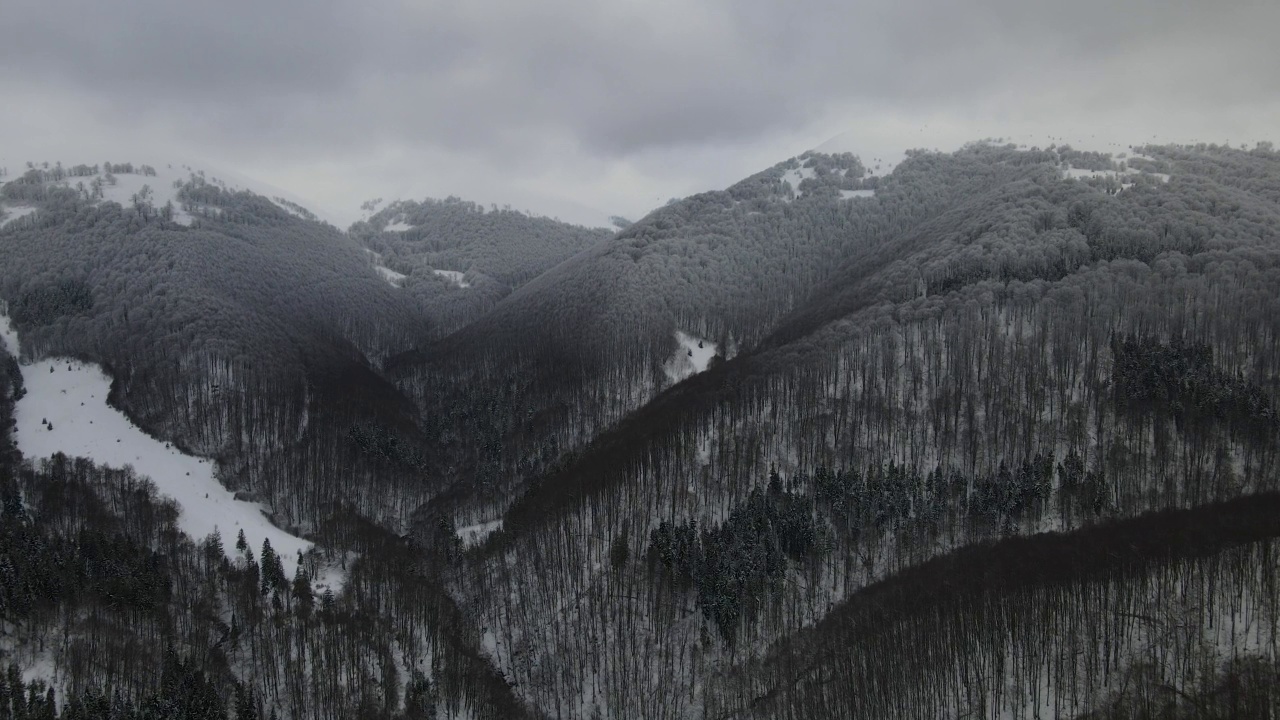 令人惊叹的空中飞行在雾蒙蒙的山脉，草地和白雪覆盖的山峰在冬季。金巴山，乌克兰喀尔巴阡山脉，4k鸟瞰图。视频素材