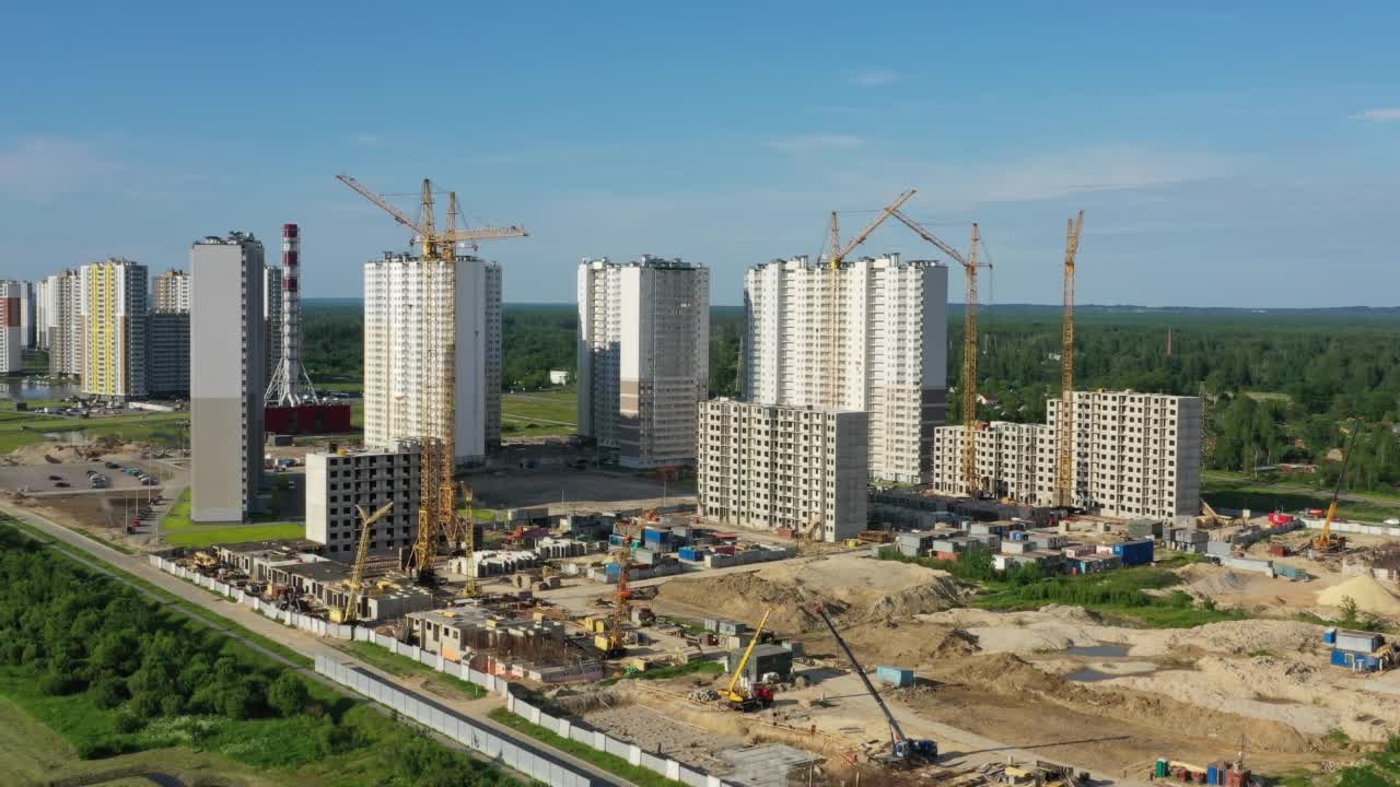 建筑起重机和在建建筑视频素材