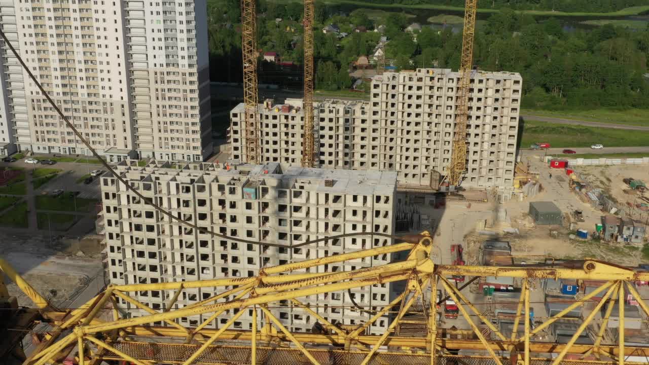 建筑起重机和在建建筑视频素材